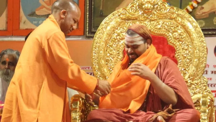 जगतगुरु शंकराचार्य श्रीश्री विधुशेखर भारती सन्निधानम की विजय यात्रा के दौरान कार्यक्रम में शंकराचार्य को अंगवस्त्र अर्पित करते CM योगी।-जागरण