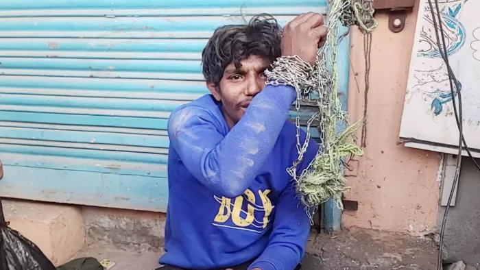 शोरूम में चोरी करने घुसे चोर को पकड़कर जंजीरों से बांधा। जागरण फोटो