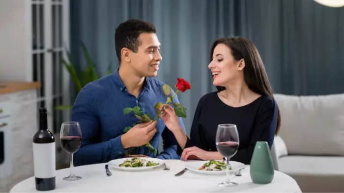 Valentine's Day 2025: इस साल घर पर ही वेलेंटाइन्स डे बनाएं खास (Picture Courtesy: Freepik)