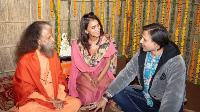 प्रसिद्ध अभिनेता विवेक ओबेरॉय के साथ स्वामी चिदानंद। जागरण