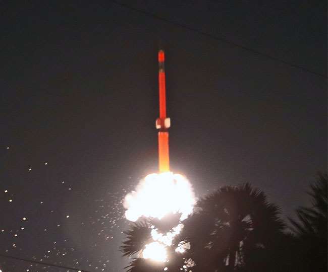 इसरो ने लांच किया साउंडिंग रॉकेट RH-60। (फोटो: ट्विटर/इसरो)