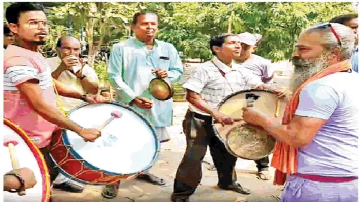 ढोल और नगाड़ा बजाकर खुशी का इजहार करते मतुआ समुदाय के लोग