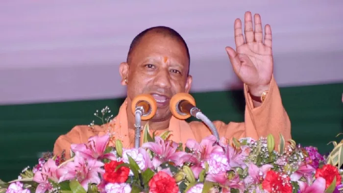 फर्रुखाबाद के क्रिश्चियन कालेज खेल मैदान में जनसभा को संबोधित करते मुख्यमंत्री योगी आदित्यनाथ