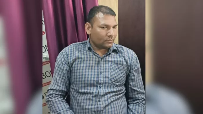 गाजीपुर में 10 हजार रुपये रिश्वत लेते सिपाही गिरफ्तार