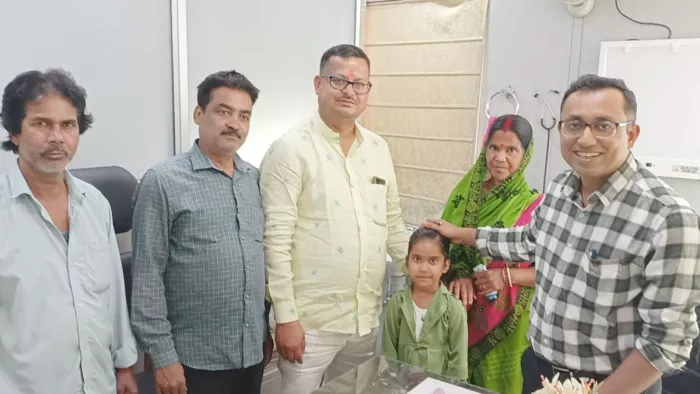 बच्ची का सिक्का निकालने के बाद चिकित्सक व उनके स्वजन।