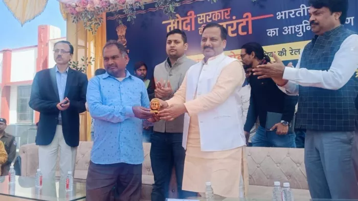 शिलान्यास, उद्घाटन और लोकार्पण कार्यक्रम के दौरान गोरखपुर सहित जगह-जगह विभिन्न स्टेशनों पर कार्यक्रम आयोजित किए गए।