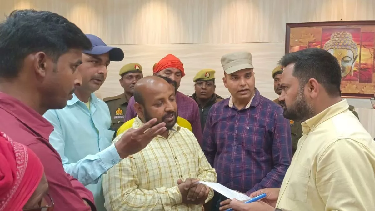 UP News: संतकबीरनगर जिले के डीएम की इस पहल से जनता को मिल रहा बड़ा लाभ, लोग बोलते हैं-  साहब के पास जाओ, भला हो जाएगा