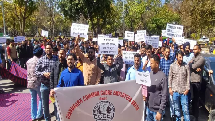 चंडीगढ़ सचिवालय के बाहर 2800 ग्रेड पे की मांग को लेकर कॉमन कैडर इंप्लाइज का विरोध प्रदर्शन।