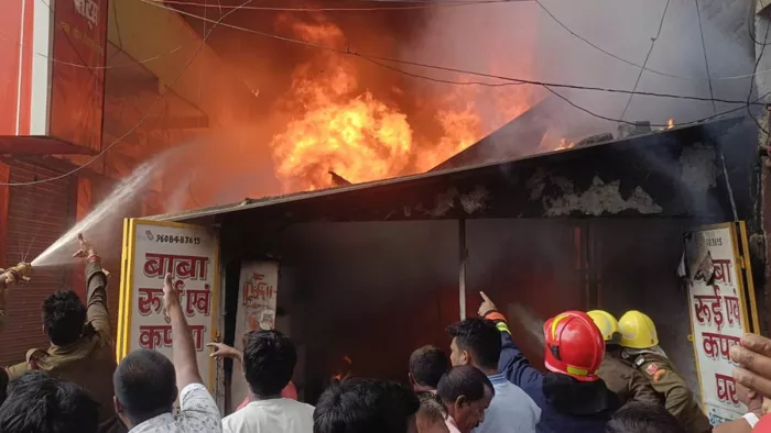 रुई की दुकान में लगी भीषण आग
