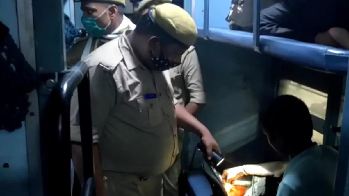 Saharsa News: जनसाधारण एक्सप्रेस में अचानक घुसे 1 दर्जन पुलिस वाले, फिर शौचालय के पास टॉर्च जलाते ही उड़े होश