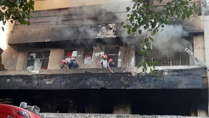ओखला के सी-122 में लगी भीषण आग। फोटो जागरण