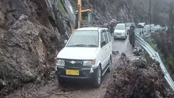 पहलगाम में भूस्खलन, कई पर्यटक फंसे। फोटो- एएनआई