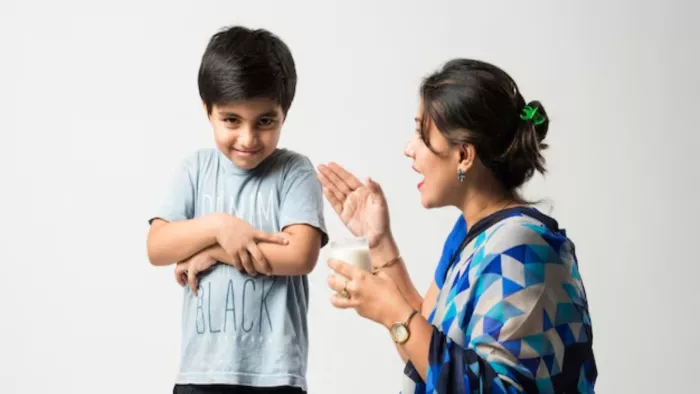छोटे बच्चों के सामने भूलकर भी न रखें ये 3 चीजें, पलक झपकते खुद को पहुंचा  लेंगे नुकसान - If there are small children in the house do not forget to  keep these 3 things otherwise something bad can happen anytime
