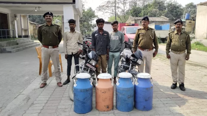 पुलिस की गिरफ्त में तीन आरोपी। (फोटो जागरण)
