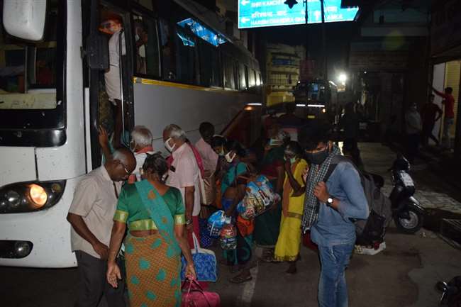 दक्षिण भारत के तीर्थ यात्रियों को लेकर बीस बसें 900 लोगों को लेकर वाराणसी से रवाना