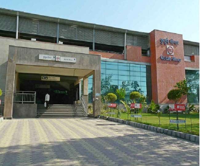 डीएमआरसी ने ये फैसला बढ़ते संक्रमण के चलते भीड़ को काबू करने के लिए लिया है।
