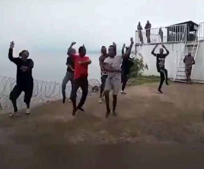 वीडियो के कैप्शन में लिखा है कि अफ्रीका के लोगों को भांगड़ा नृत्य सिख बटालियन ने सिखाई है।