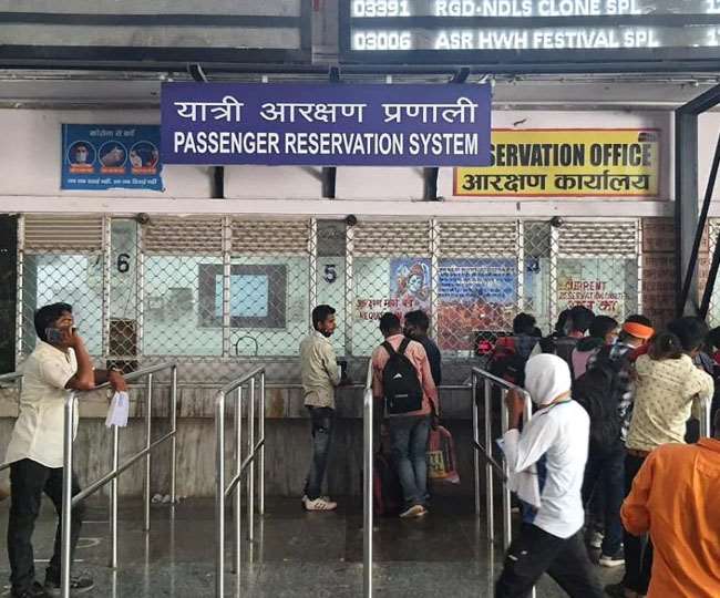 https://www.jagranimages.com/images/newimg/13042022/13_04_2022-train_ticket_booking_22623329.jpg