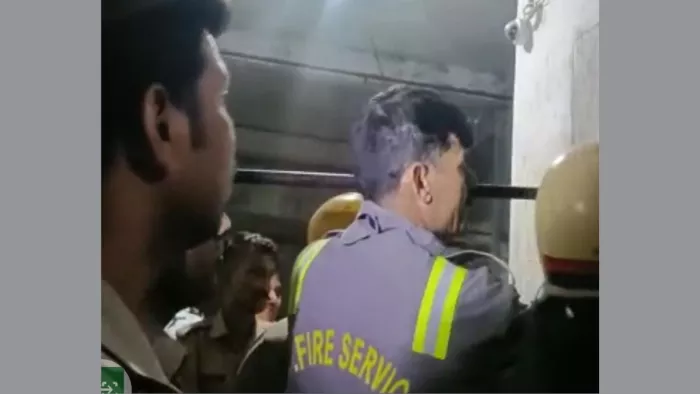 लोगों को लिफ्ट से बाहर निकालने का प्रयास करते फायर ब्रिगेड के कर्मी
