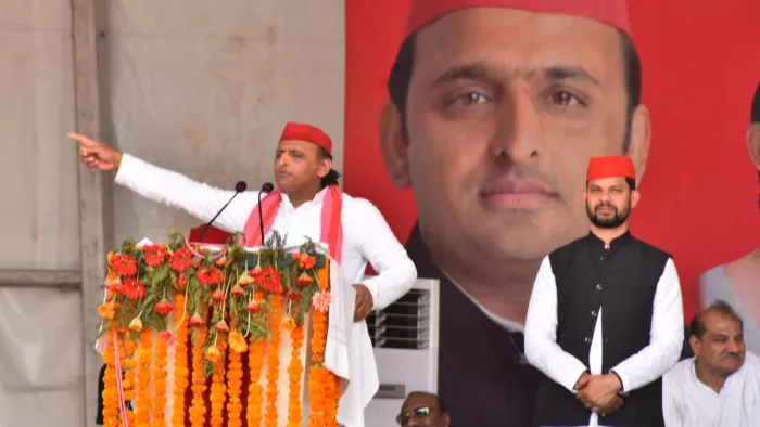 प्रत्याशी के समर्थन में सभा को संबाेधित करते सपा मुखिया अखिलेश यादव।