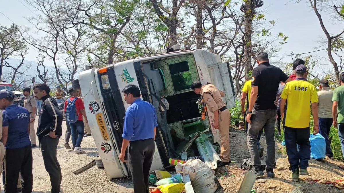 Bus Accident: ऋषिकेश-गंगोत्री मार्ग पर बस सड़क पर पलटी, 13 लोग घायल