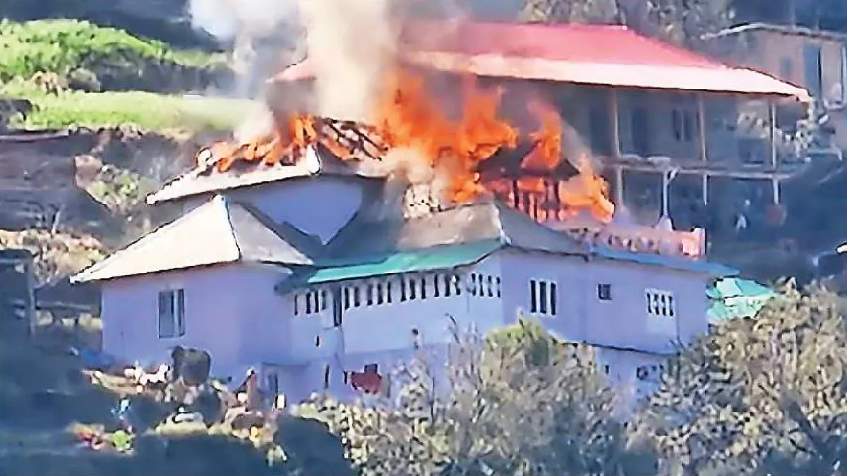 Himachal Fire News: तीसा में शादी वाले घर में सिलेंडर ब्लास्ट, 30 कमरों का मकान जलकर खाक; एक करोड़ का नुकसान