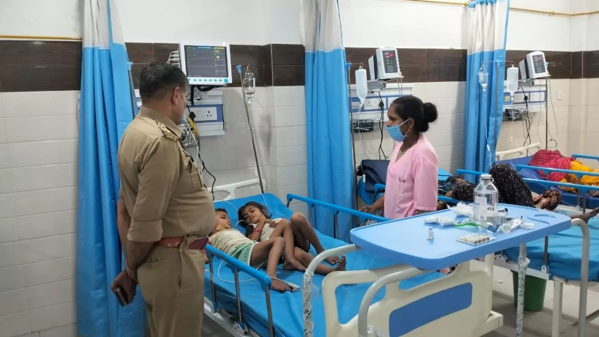 Kasganj News: सगाई में लाई मिठाई खाकर परिवार के 11 सदस्यों की हालत हुई खराब, सिरदर्द, उल्टी होने पर पहुंचे अस्पताल