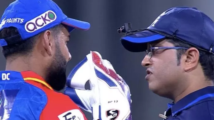 Rishabh Pant DRS Controversy: अंपायर से भिड़े ऋषभ पंत।