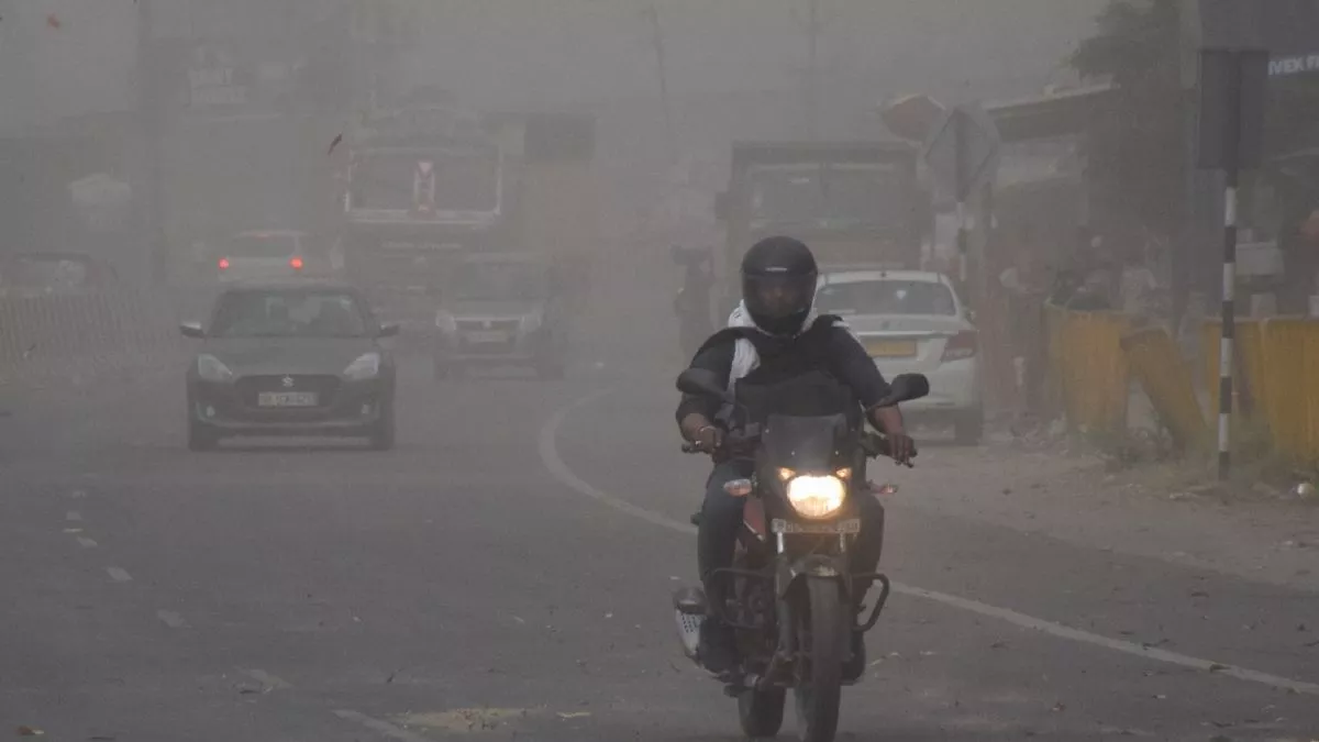 Weather Update: तेजी से बदला मौसम, बूंदाबांदी और आंधी के बाद अब बिजली का अलर्ट, बागपत में किसानों की उड़ी नींद