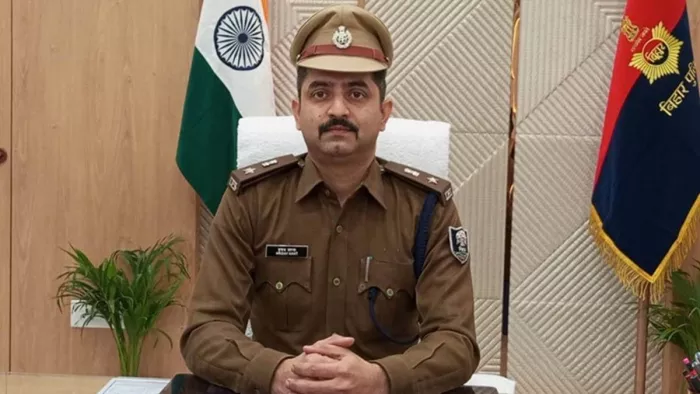 इंस्पेक्टर सहित दो पुलिस पदाधिकारी लाइन हाजिर, 34 किए गए इधर से उधर