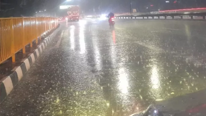 Agra Weather: आगरा में देर रात आई आंधी के बाद बरसा पानी।
