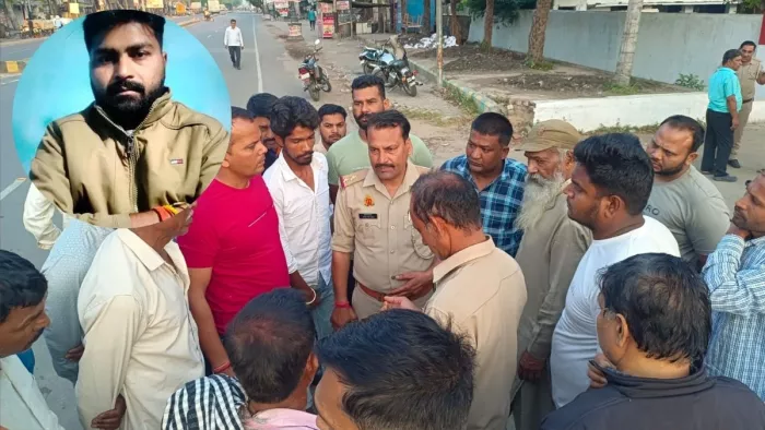 गजरौला में थाने के बाहर योगेश के स्वजन से बातचीत करती पुलिस।