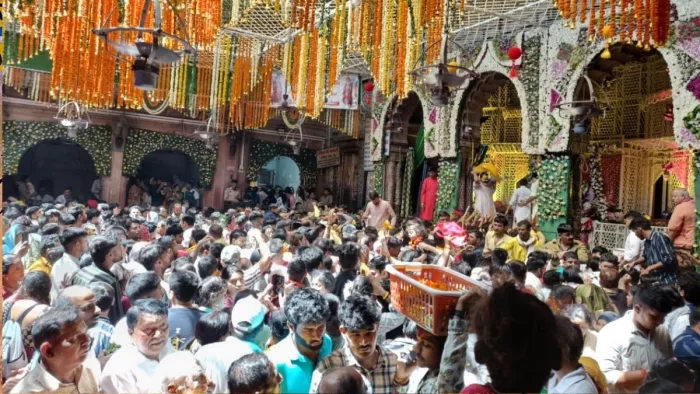 ठाकुर बांकेबिहारी मंदिर में दर्शन के लिए पहुंचे भक्त।