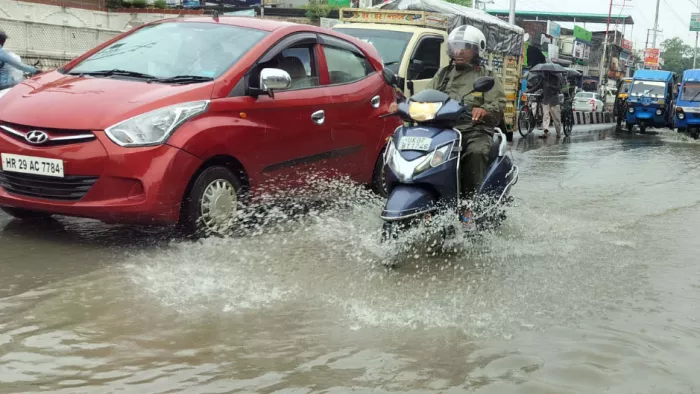 Weather Today: उत्तराखंड में वर्षा-बर्फबारी से लुढ़का पारा, पहाड़ों में ठंड. File