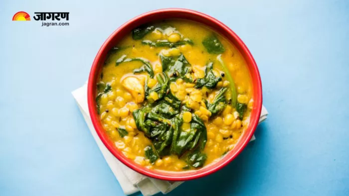 Dhaba Style Dal Palak Recipe: घर पर इस तरीके से बनाएं ढाबा स्टाइल दाल पालक (Image Source: Freepik)