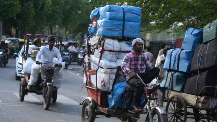 लाल किला के समीप ओवरलोड ई रिक्शा का हो रहा परिचालन। फोटो- चंद्र प्रकाश मिश्र