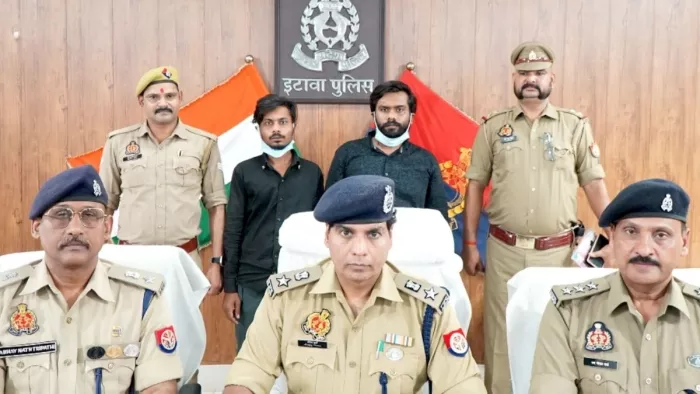 Etawah News: महिला की हत्या के खुलासे की जानकारी देती पुलिस।