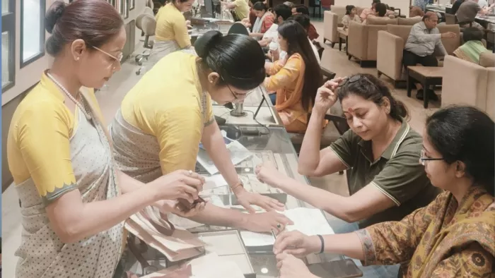 Gold Price Hike: सोने की दुकान पर खरीदारी करते लोग।