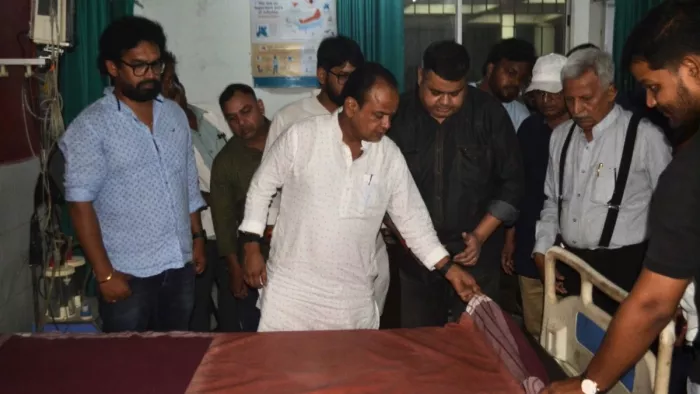 अस्पताल का निरीक्षण करते स्वास्थ्य मंत्री। (जागरण)