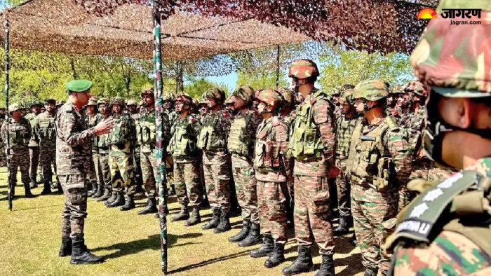 एलओसी पर जवानों के साथ बातचीत करते 16 कोर कमांडर लेफ्टिनेंट जनरल पीके मिश्रा।