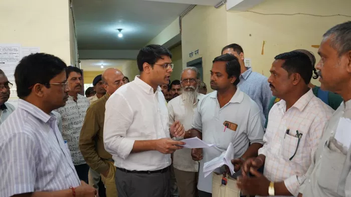 जमशेदपुर अंचल कार्यालय में औचक निरीक्षण करने पहुंचे उपायुक्त अनन्य मित्तल