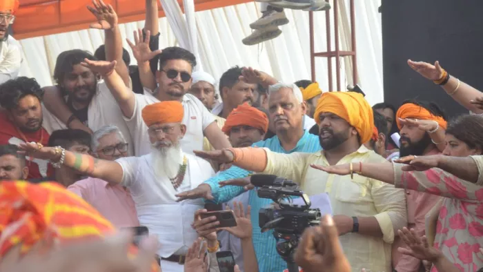 सपा के सफाए की शपथ लेते बाएं से क्षत्रिय करणी सेना के राष्ट्रीय अध्यक्ष , विधायक व अन्य। जागरण