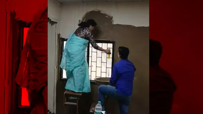 डीयू के लक्ष्मीबाई कालेज के कक्ष में ठंडक के लिए प्राचार्य ने गोबर पोता।