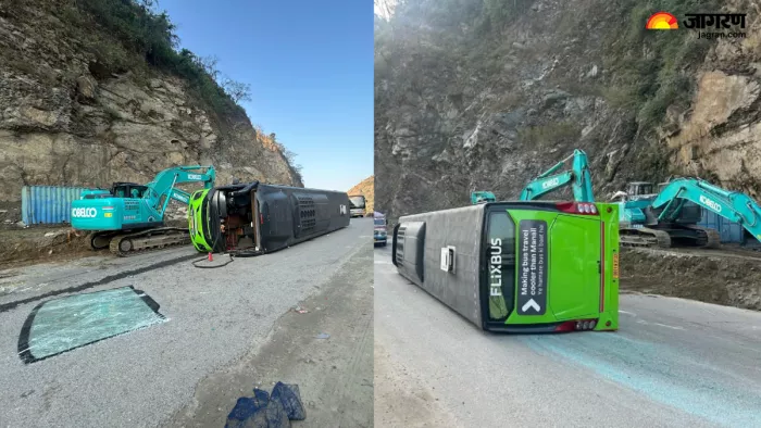 पहाड़ी से टकराने के बाद बस पलट गई।