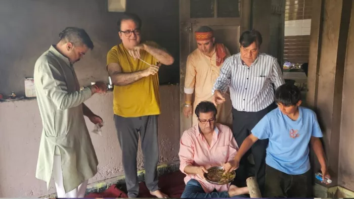 एक्टर मनोज कुमार के बेटों ने किया पिंडदान। फोटो जागरण