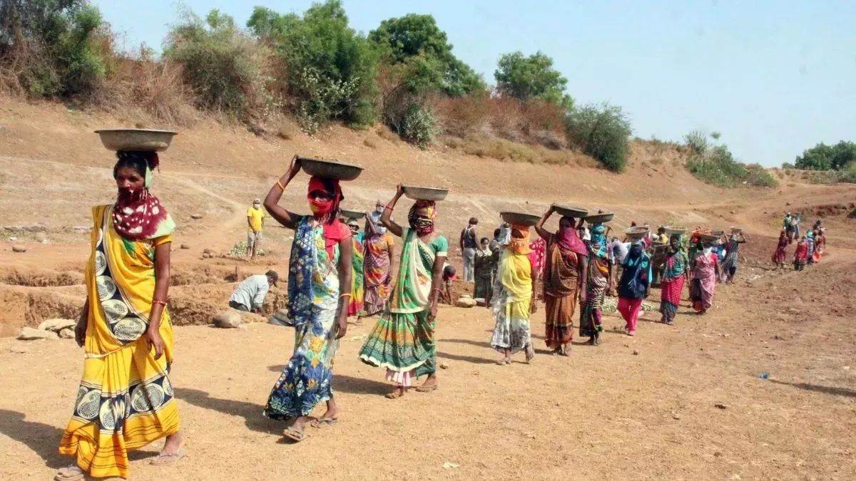 work days should increase in mnrega minimum wage should be rs400