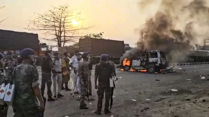 मुर्शिदाबाद में बीएसएफ को निशाना बनाकर की गई फायरिंग (फोटो सोर्स- पीटीआई)