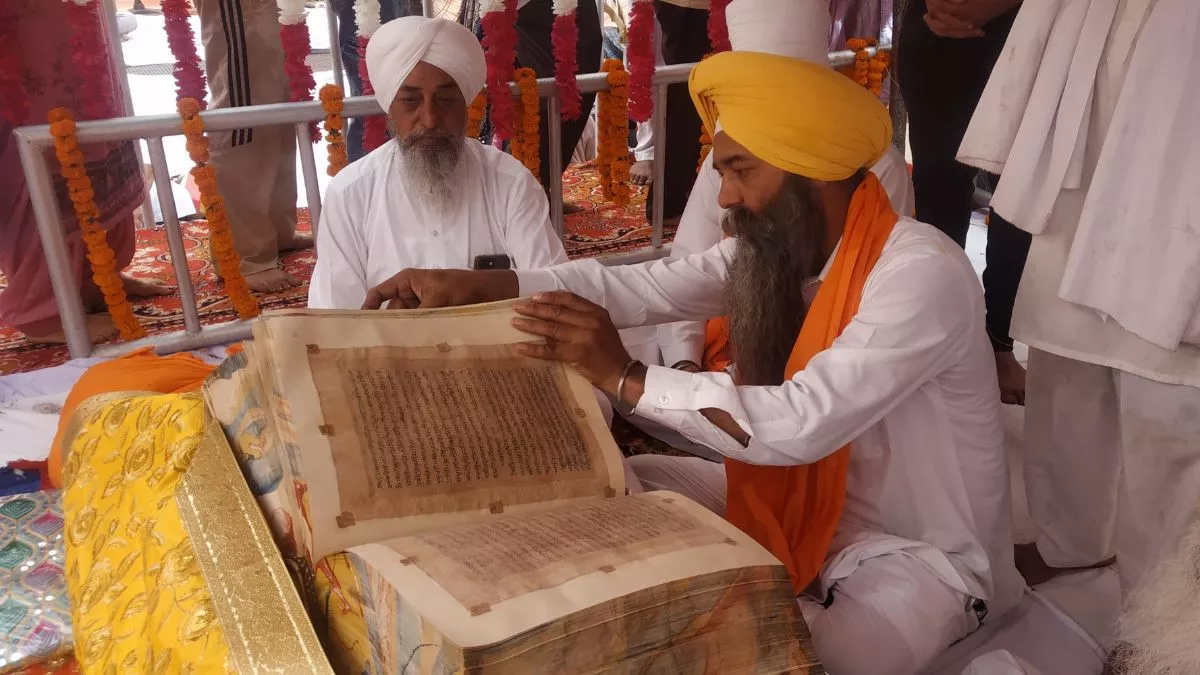 बैसाखी पर श्रद्धालुओं में उत्साह, करतारपुर में प्रथम हस्तलिखित आदि श्री गुरु ग्रंथ साहिब जी के किए दर्शन