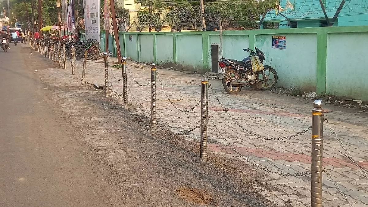 Sahibganj News: साहिबगंज पार्किंग योजना में भ्रष्टाचार, कुछ महीनों में ही उखड़ने लगा स्टील का रेलिंग
