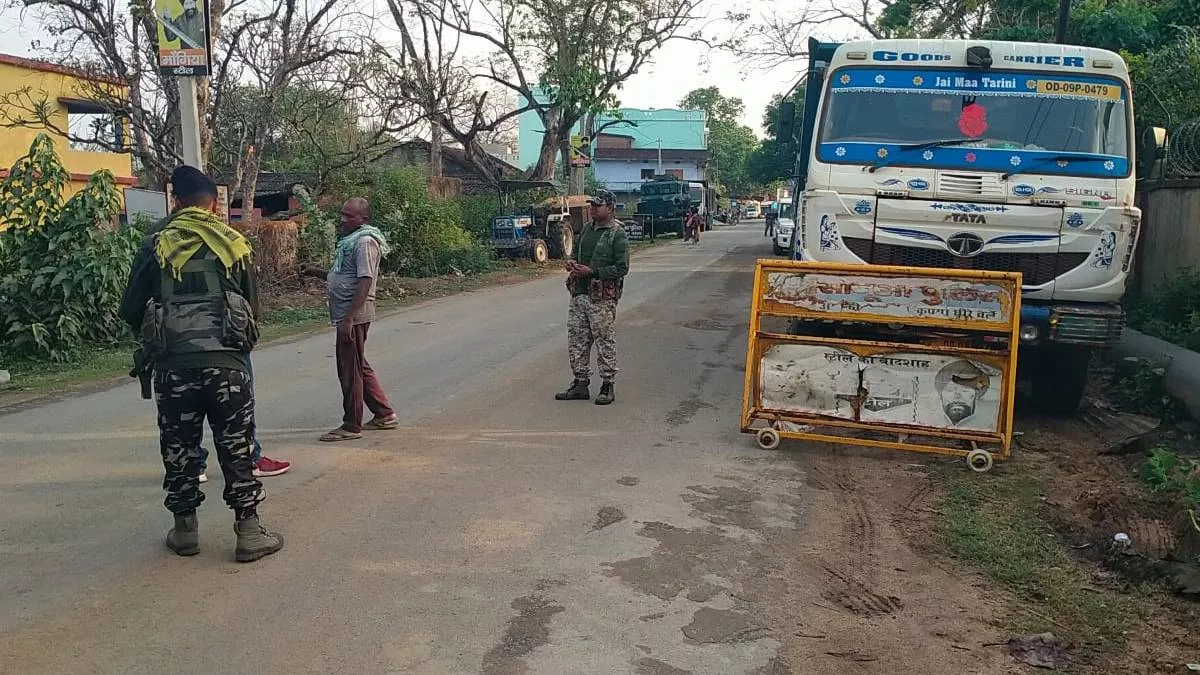 Chakradharpur News: SDO की छापामारी से बालू माफियाओं में हड़कंप, अवैध बालू लदे वाहन जब्त